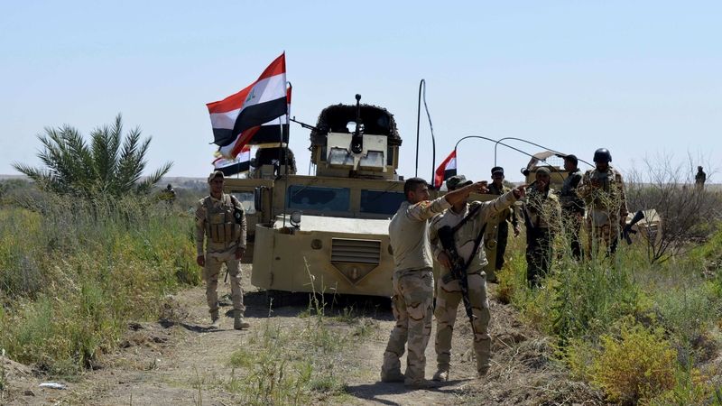 Iráčtí vojáci a kmenová milice u Fallúdži 