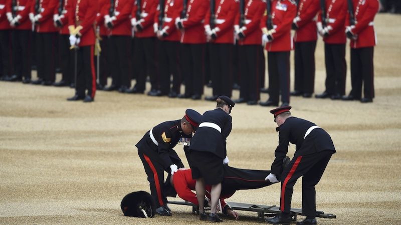 Voják se před královnou skácel.