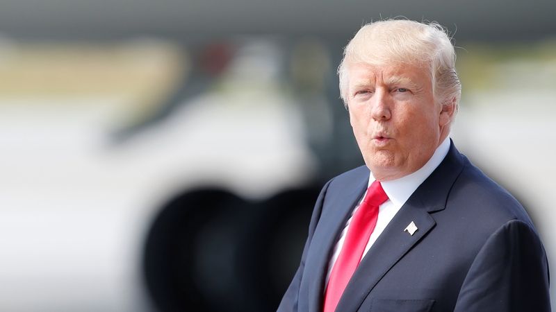 Americký prezident Donald Trump po příletu do Hamburku