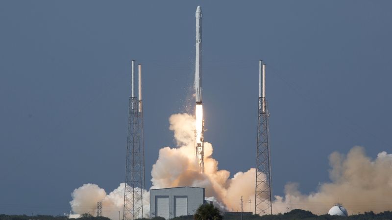 Raketa SpaceX Falcon 9 se zásobovacím modulem Dragon startuje k ISS. K Měsíci by se měl vypravit Dragon uzpůsobený pro přepravu posádky