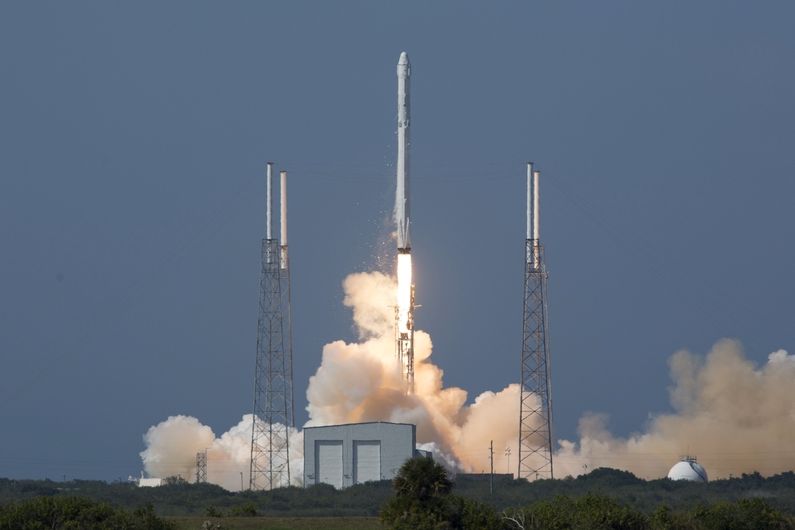 Raketa SpaceX Falcon 9 se zásobovacím modulem Dragon startuje k ISS