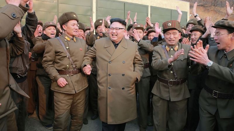 Severokorejský vůdce Kim Čong-un oslavuje s vojáky test nového raketového motoru.
