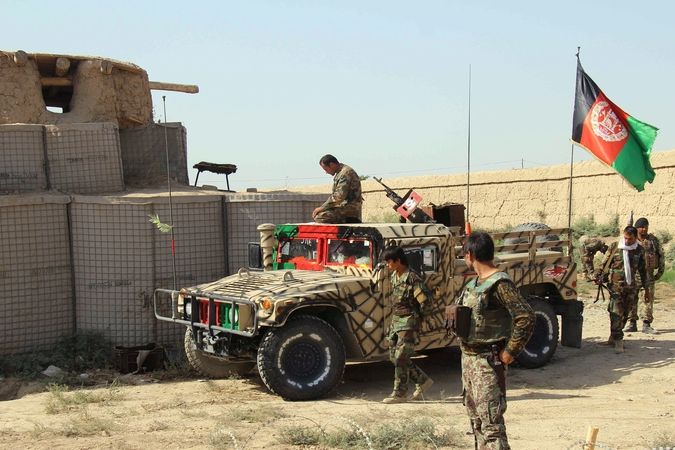 Afghánští vojáci na kontrolním stanovišti u Kunduzu 