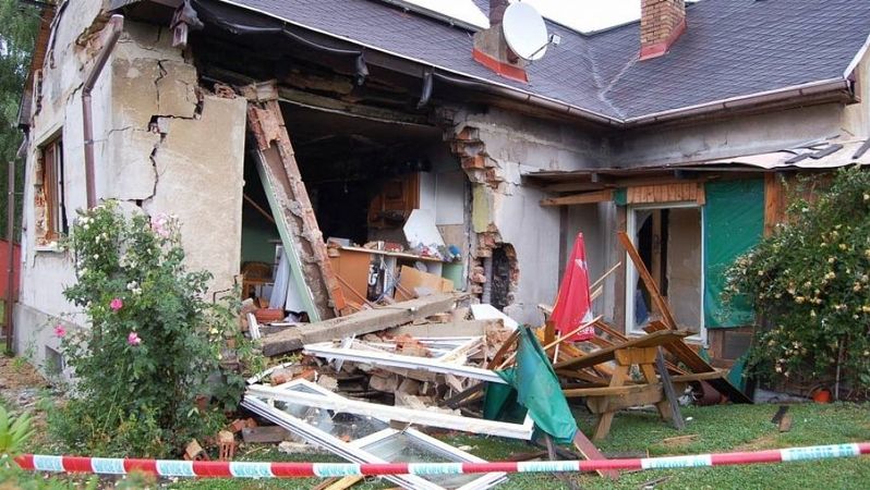 Rodinný dům po výbuchu plynu v kuchyni. Stěna s francouzskými okny se vyvalila ven, což naštěstí pozitivně ovlivnilo energii výbuchu a nedošlo k poranění osob v druhé části domu.