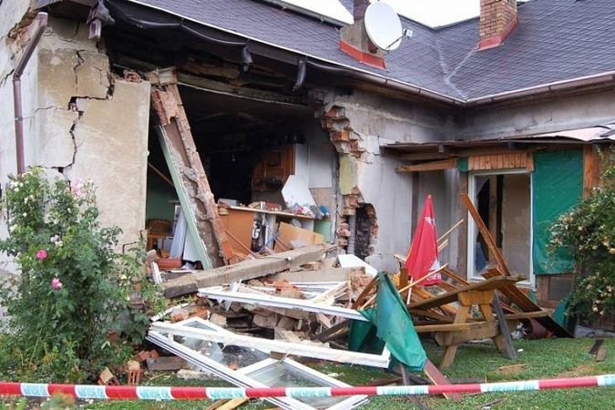 Rodinný dům po výbuchu plynu v kuchyni. Stěna s francouzskými okny se vyvalila ven, což naštěstí pozitivně ovlivnilo energii výbuchu a nedošlo k poranění osob v druhé části domu.
