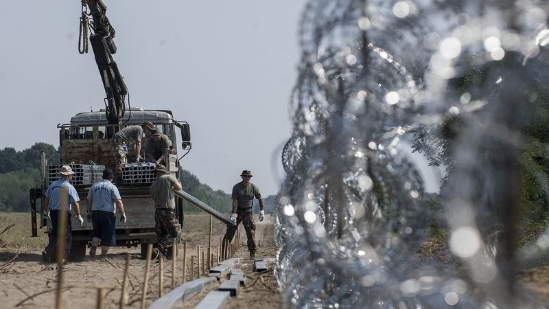 Stavba bariéry na srbsko-maďarské hranici