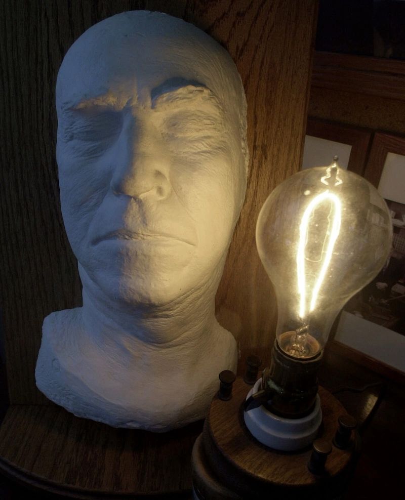 Edisonova posmrtná maska a jeho nejslavnější vynález
