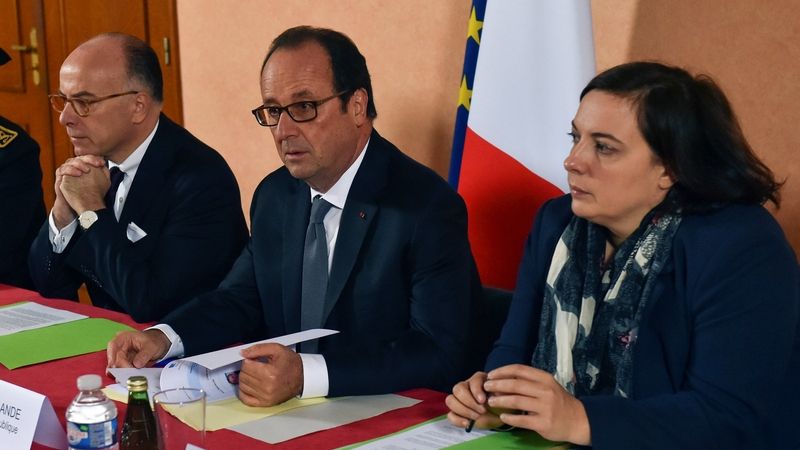 Francouzský prezident Francois Hollande (uprostřed) v doprovodu ministra vnitra Bernarda Cazeneuva a ministryně pro výstavbu Emmanuelle Cossové při jednání v Calais. 