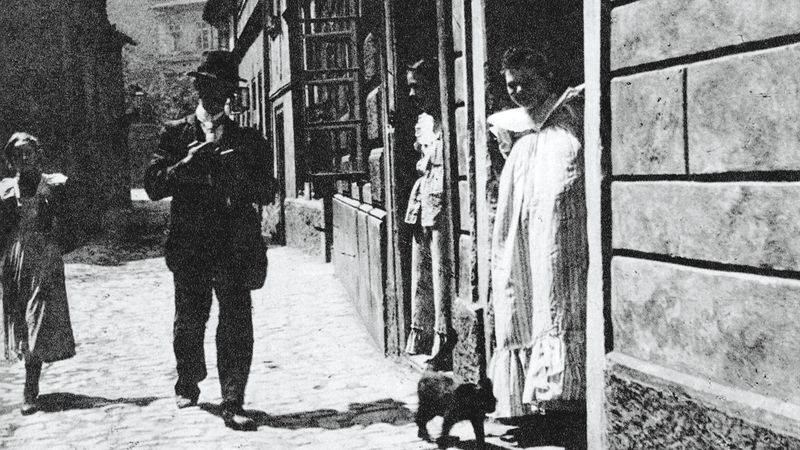 V pražském ghettu v uličce U Milosrdných se ženy nabízely přímo ve dveřích (foto neznámého autora z roku 1902).