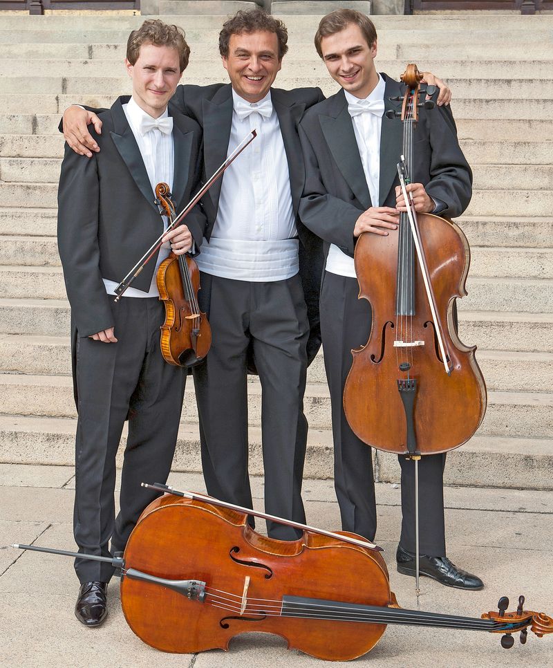 S otcem Josefem a o dva roky mladším bratrem Petrem občas společně koncertují. Bratr i otec jsou violoncellisté.