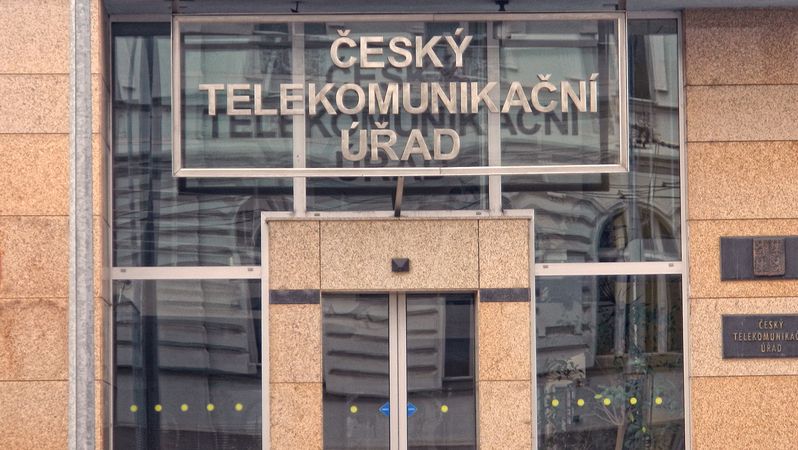 EK odmítla regulovat trh mobilních dat v ČR. Trojice operátorů trh neomezuje, zdůvodnila