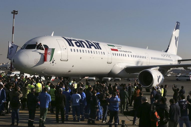 První ze stovky airbusů, které doplní letku přepravce Iran Air, přistál ve čtvrtek v Teheránu.