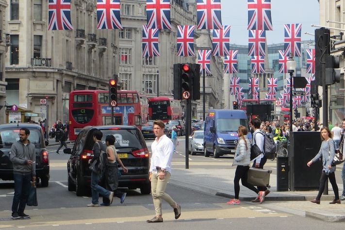 Vlajky v centru Londýna se brexitu netýkají, připomínají 90. narozeniny královny Alžběty II. 