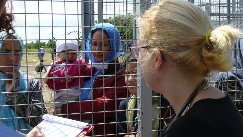 Pomoc přes plot. Lékařka Klára Temesváriová radí matce s nemocným dítětem.