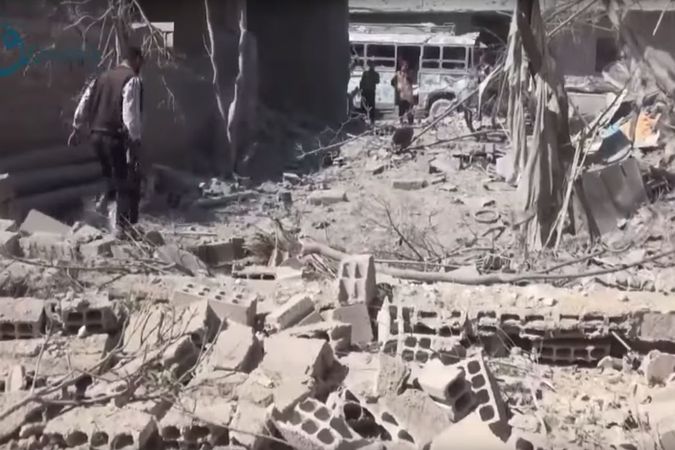 Následky ruského útoku ve vesnici poblíž Damašku