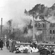 Bombardováním těžce poškozený dům na rohu Rašínova nábřeží 