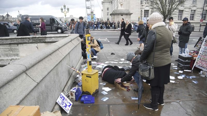 Následky najetí auta do lidí na Westminsterském mostě 