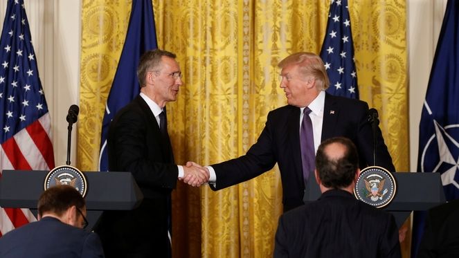 Donald Trump (vpravo) zdraví generálního tajemníka NATO Jense Stoletenberga 