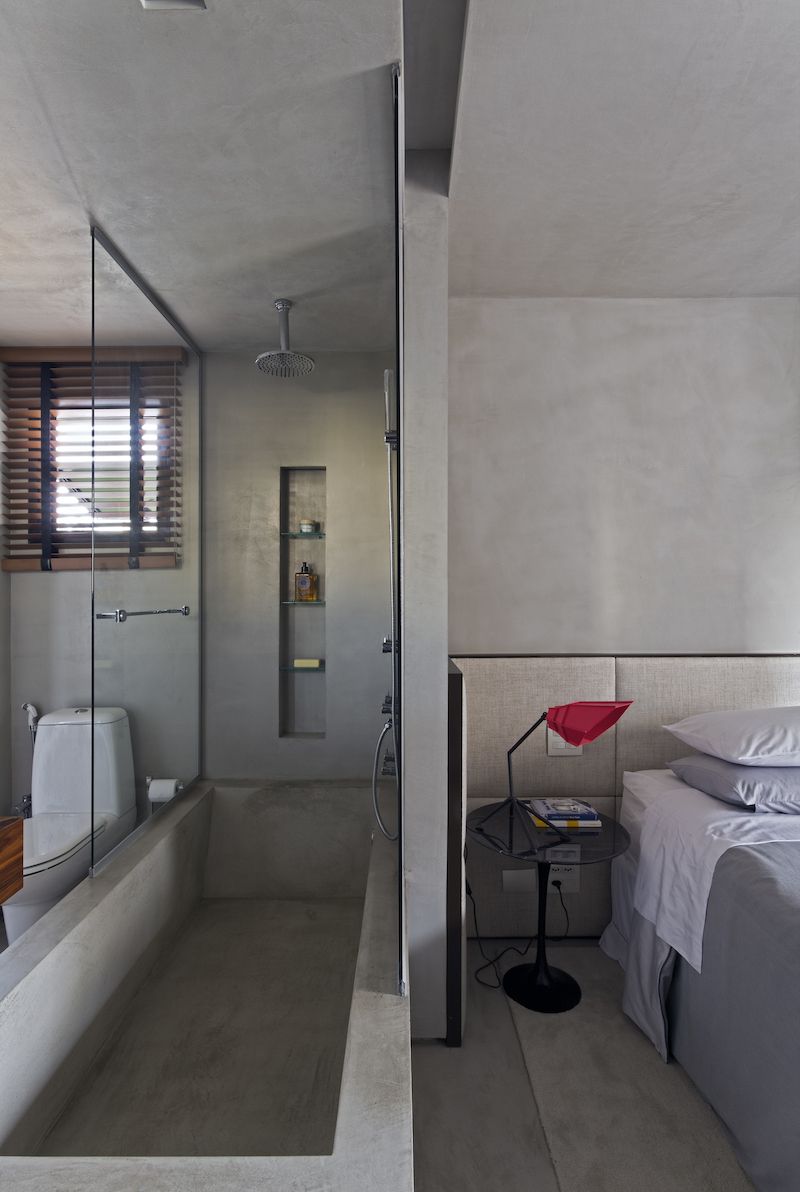 Vana v ložnici je navržena ve stejném stylu, jako vzhled bytu - v podobě šedého betonového boxu.