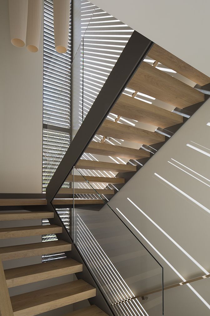 Díky obložení schodišťové šaqchty z exteriéru prochází do interiéru jen příjemně rozptýlené světlo.