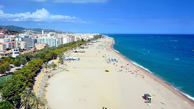 Pobřeží Costa del Maresme mezi Calellou a Malgratem se pyšní dlouhými a širokými písčitými plážemi a promenádou lemovanou zelení.