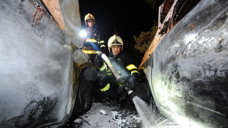 Požár čtyř automobilů v Praze 12 likvidovaly dvě jednotky hasičů