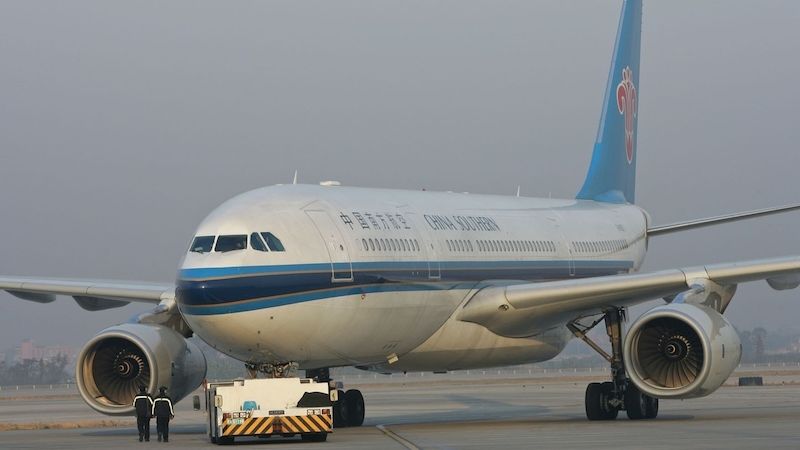 Letadlo China Southern Airlines na letišti v Kantonu (ilustrační foto).
