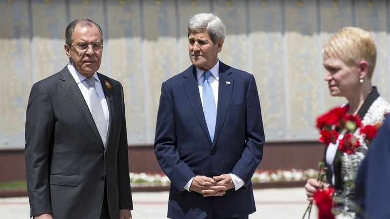 Ministři zahraničí USA a Ruska John Kerry (uprostřed) a Sergej Lavrov (vlevo) u památníku války v Soči 