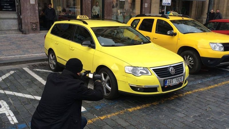 Policisté při zásahu proti taxikářům v centru Prahy