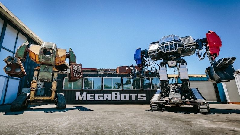 Několikatunové stropje společnosti MegaBots. Eagle Prime (vpravo) změřil síly s Japonským Kuratou.