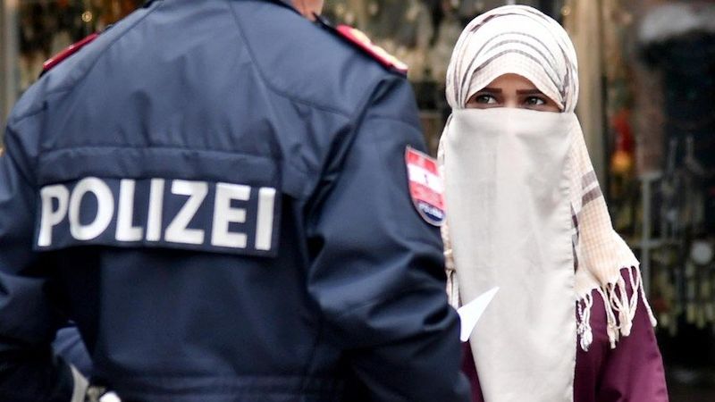 Rakouští policisté narazili na zahalenou muslimku v Zell am See.