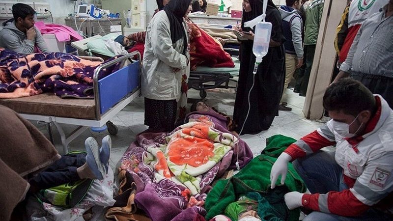 Ošetřování zraněných po zemětřesení v íránském Sarpol Zahabu probíhá v polních podmínkách 
