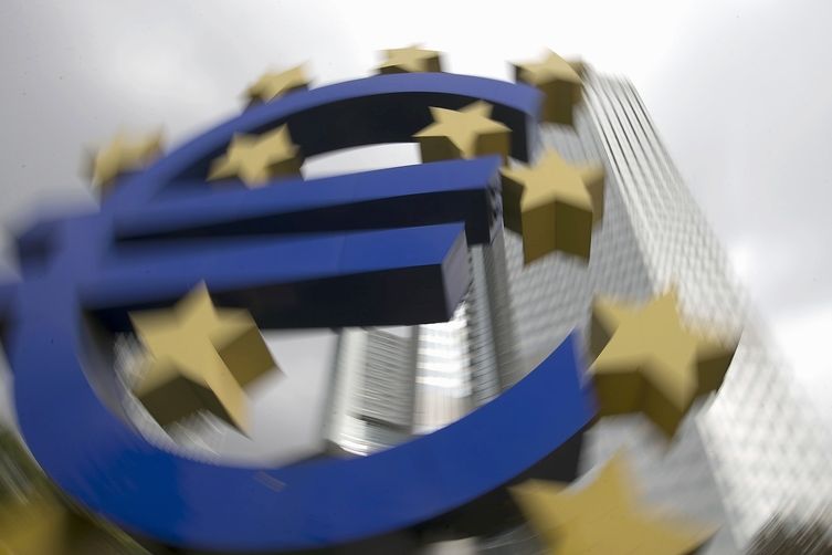 Symbol eura před budovou ECB ve Frankfurtu