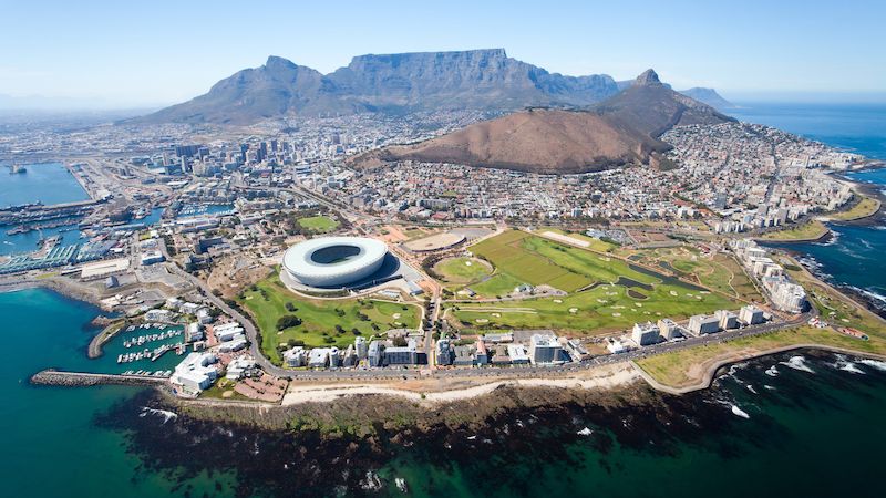Pohled na Kapské město se Stolovou horou a stadiónem, na němž se hrálo mistrovství světa ve fotbale, patří k nejkrásnějším v celé Africe.