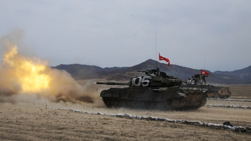 Severokorejská tanky pálí při cvičení 