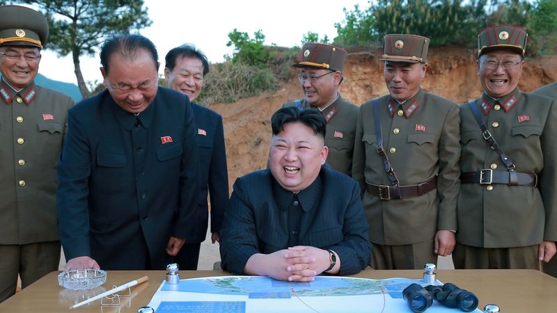 Severokorejský vůdce Kim Čong-un po úspěšném testu rakety Hwasong-12 s raketovými experty Ri Pchjong-čcholem (druhý zleva), Kim Čong-sikem (uprostřed)a Čang Čchang-haem (druhý zprava). 
