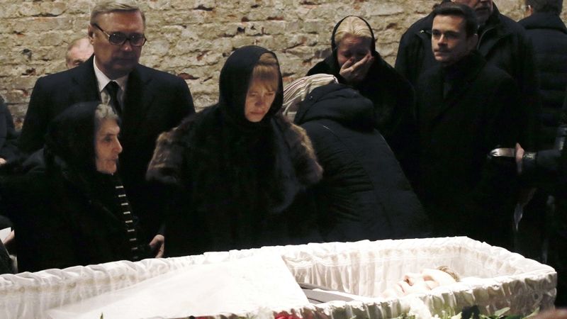 Němcovova matka Dina Ejdmanová (vlevo) a ruský expremiér Michail Kasjanov (vlevo vzadu) před Němcovovou rakví
