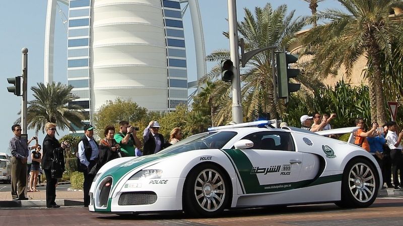Bugatti Veyron v barvách dubajské policie.