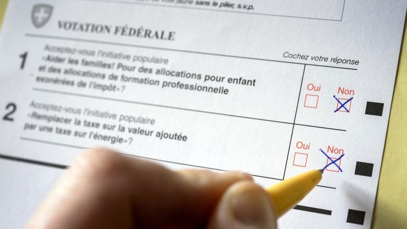 Muž vyplňuje hlasovací lístek ve švýcarském Lausanne