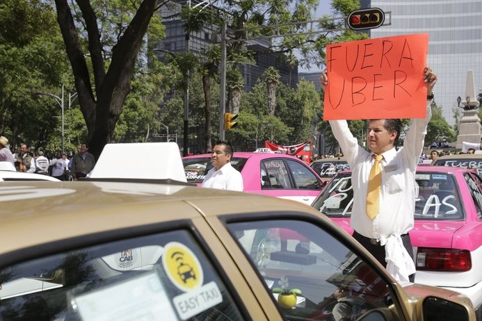 Taxikáři v mexické metropoli protestovali proti firmě Uber