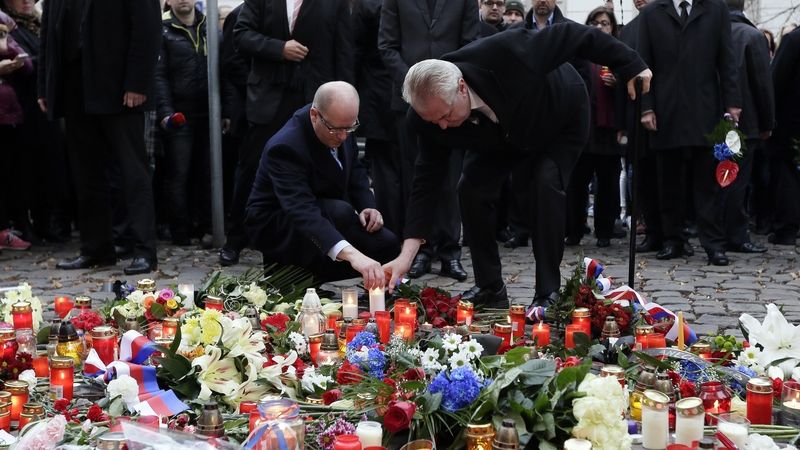 Bohuslav Sobotka a prezident Miloš Zeman uctili památku obětí před francouzskou ambasádou