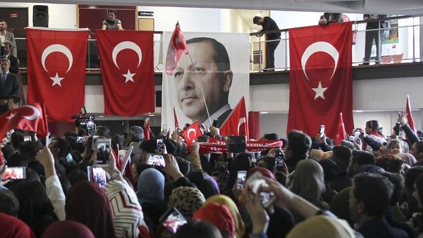 Podobizna tureckého prezidenta Recepa Tayyipa Erdogana na shromáždění místních Turků ve francouzských Metách. Agitoval u nich turecký ministr zahraničí, aby v tureckém referendu hlasovali pro změny ústavy, které by posílily Erdoganovu moc.
