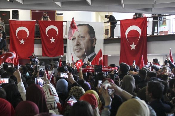 Podobizna tureckého prezidenta Recepa Tayyipa Erdogana na shromáždění místních Turků ve francouzských Metách. Agitoval u nich turecký ministr zahraničí, aby v tureckém referendu hlasovali pro změny ústavy, které by posílily Erdoganovu moc.