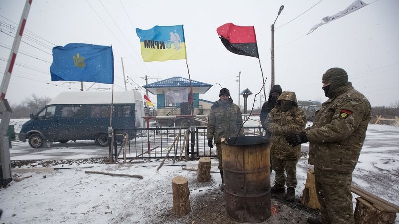 Ukrajinští radikálové pod banderovskou vlajkou a vlajkou krymu blokující železnici Ščerbivky 