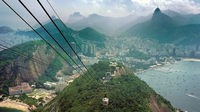V dáli hora Corcovado se sochou Krista a pod ní Rio de Janeiro