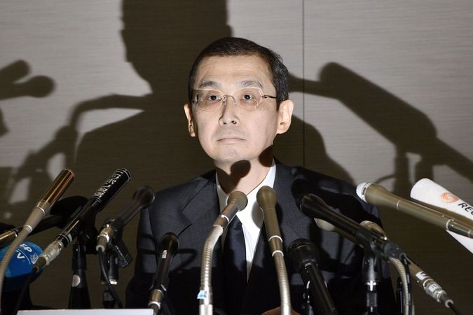 Ředitel společnosti Takata Šigehisa Takada oznamuje bankrot. 