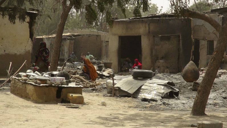 Teroristické útoky páchají v oblasti islamistické milice Boko Haram. Na snímku útok ze 4. února na vesnici Dalori.