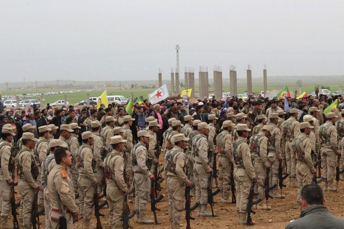 Bojovníci  Syrských demokratických sil (SDF) na pohřbu svých 18 druhů, kteří zahynuli v úterý při chybném náletu koalice vedené USA u Tel Abjádu. Pentagon pochybení přiznal.