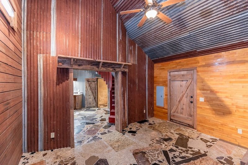 Mozaiková podlaha je všude v celém domě. V přízemí, odkud stoupá červené schodiště na střechu domu je kuchyň.