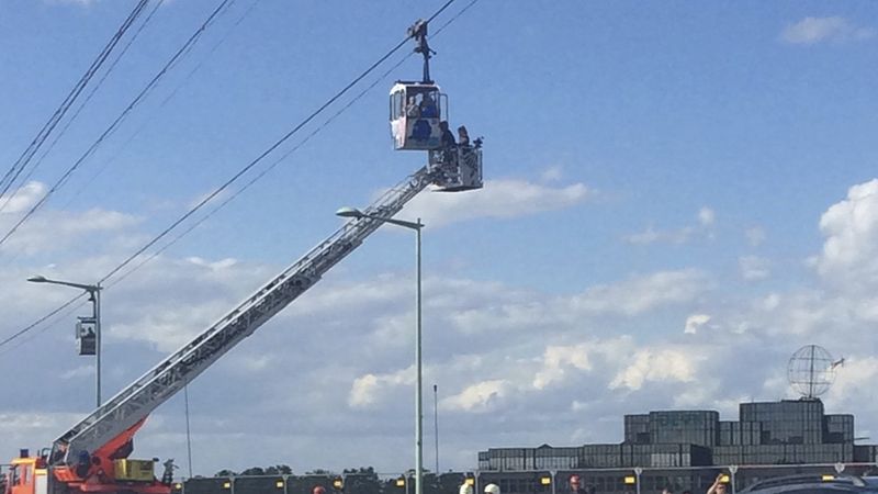 Hasiči v Kolíně nad Rýnem zachraňují lidi ze zaseklé lanovky
